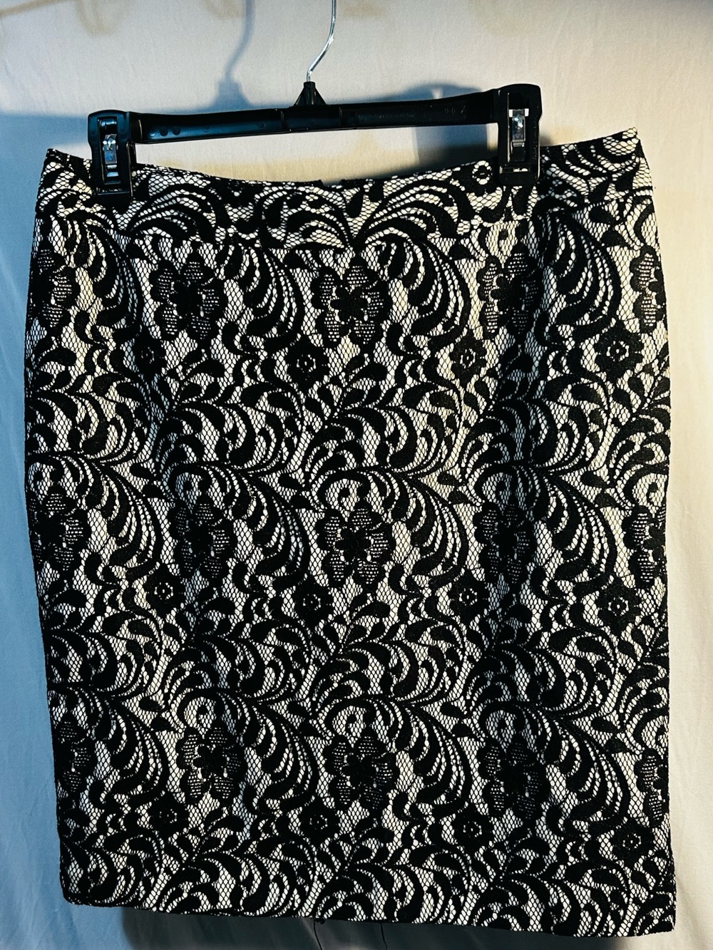 Black and White Lace-Pattern Pencil Skirt